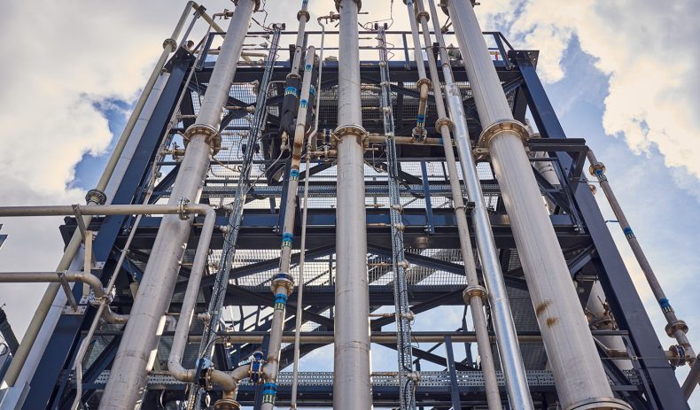Amine solvent-based carbon capture plant